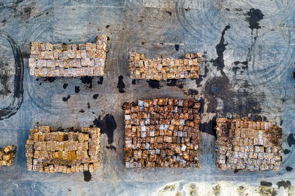 Pilha de composto orgânico em usina de reciclagem