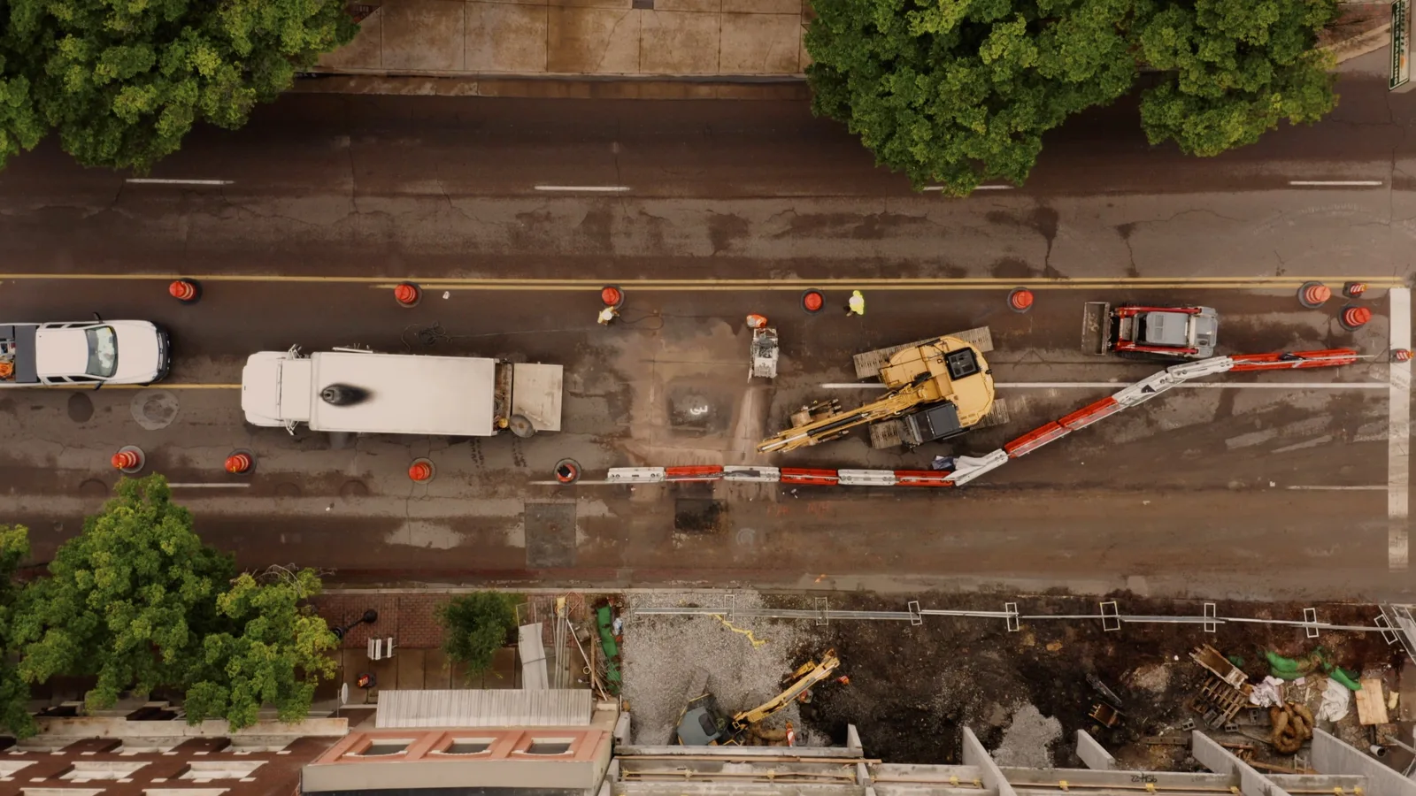 engenheiro ou eletricista realizando instalações em obra de construção civil