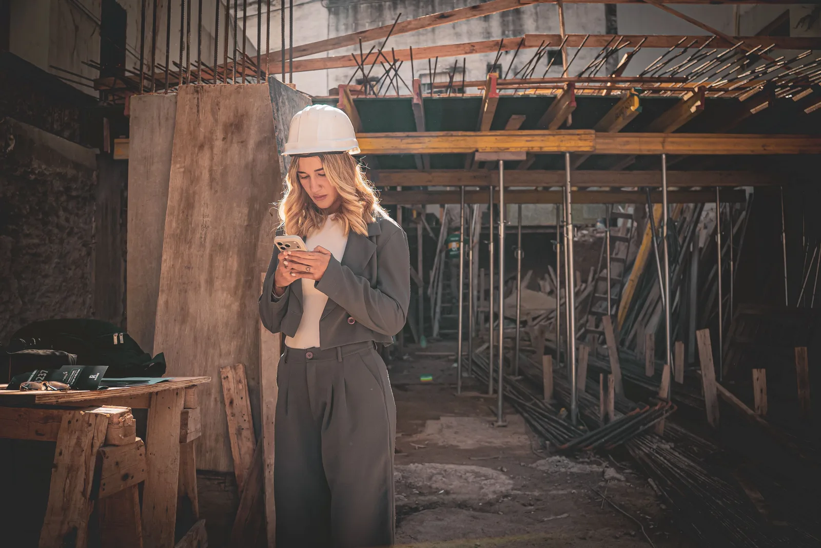 engenheiro civil verificando projeto de construção em obra