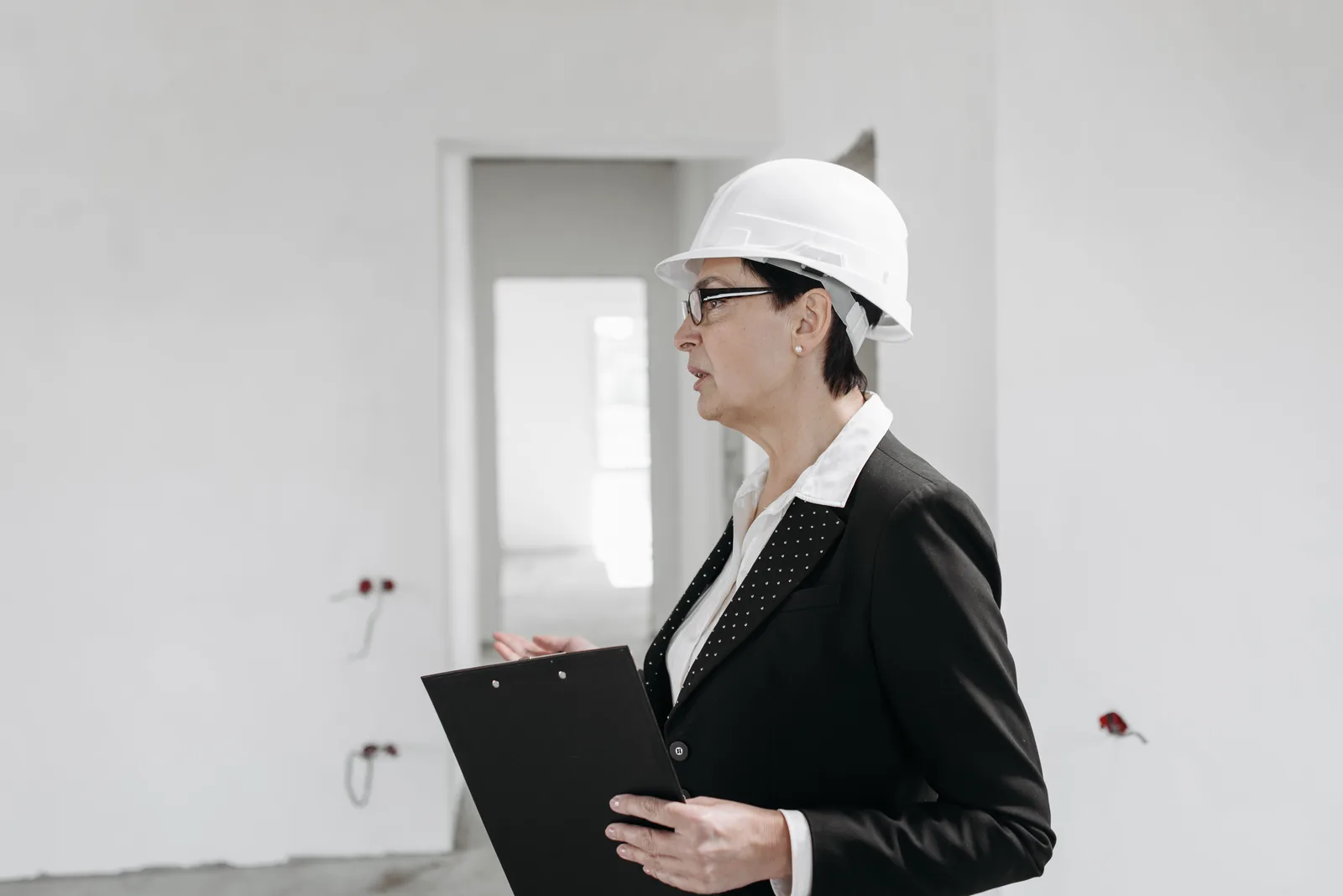 engenheiro civil conferindo projeto de instalações em obra de construção
