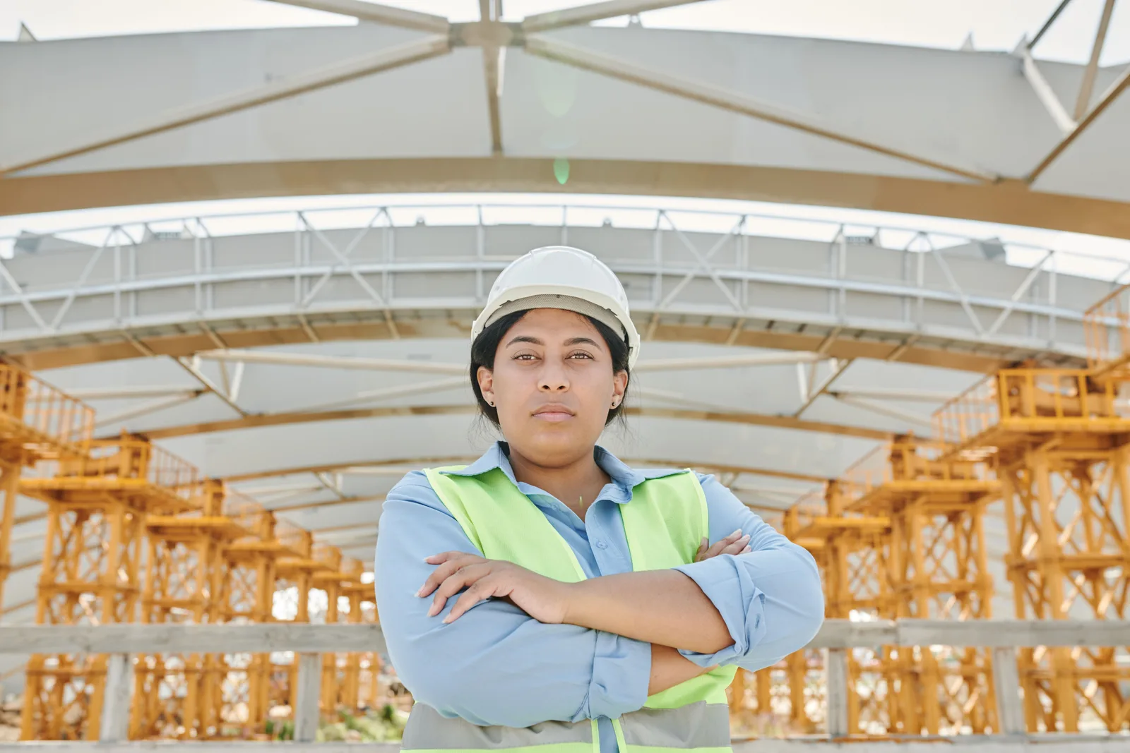 engenheiro com capacete vistoriando obras de instalações em um canteiro de construção