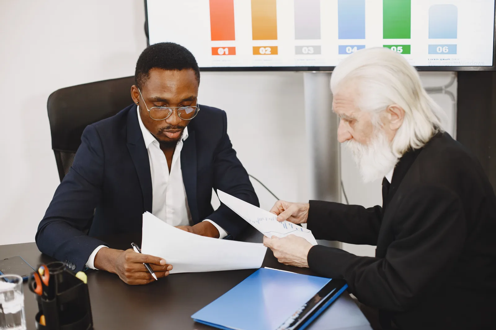 empresário conversando com contador no escritório analisando documentos