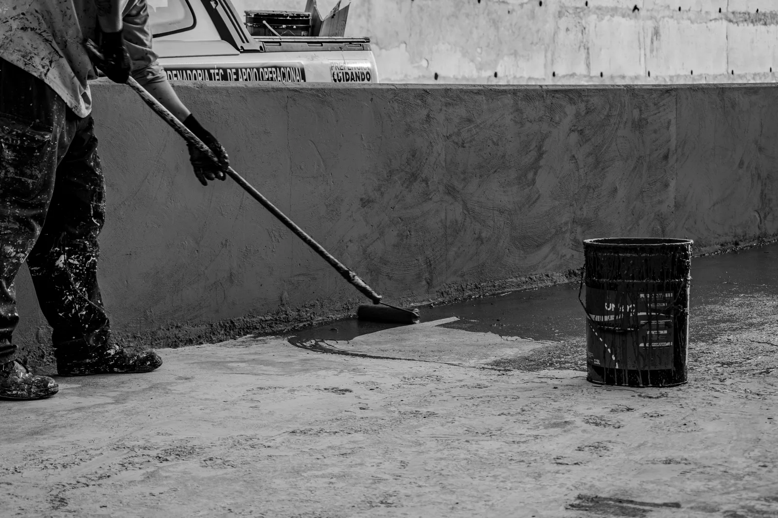 profissional trabalhando com impermeabilização em obras civis