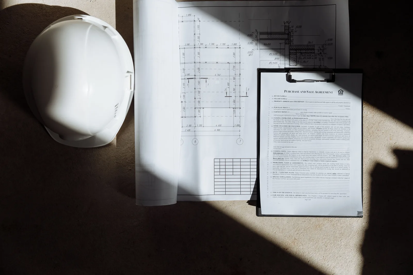documentos de construção civil e projetos em uma mesa de escritório