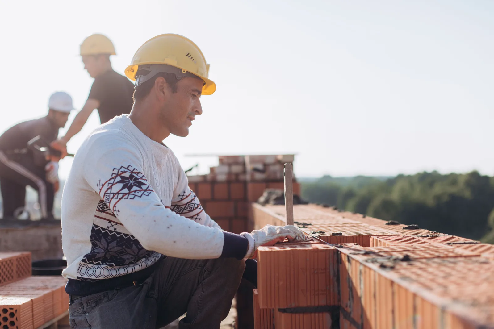 pedreiro aplicando gesso em parede de obra residencial