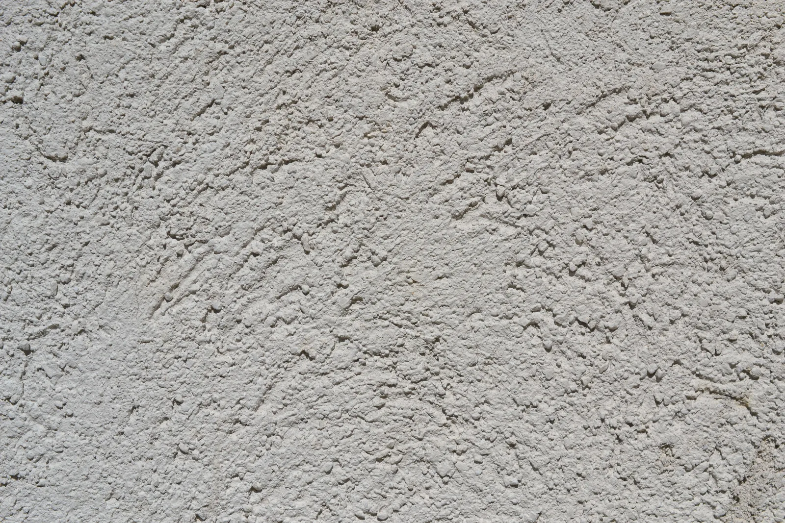 trabalhador manuseando acabamento em gesso e estuque