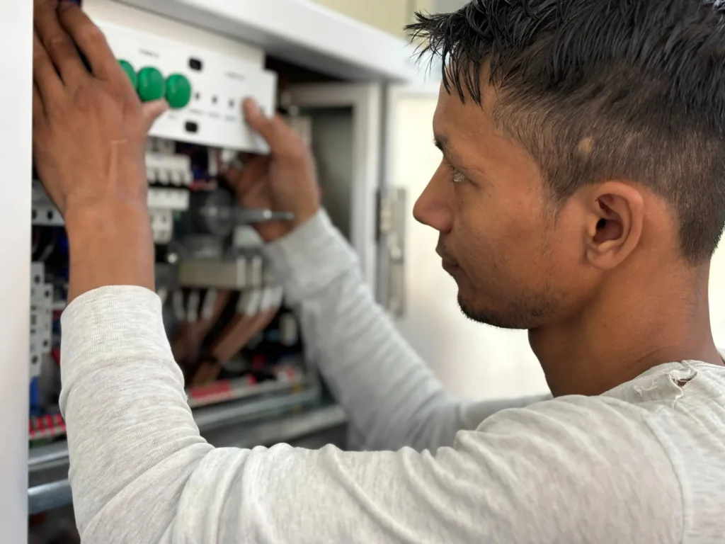 Técnico instalando equipamentos eletrônicos em painel de embarque ou cabine de comando