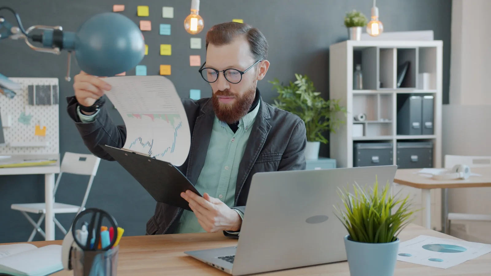 empresário analisando documentos de abertura de empresa em um escritório moderno