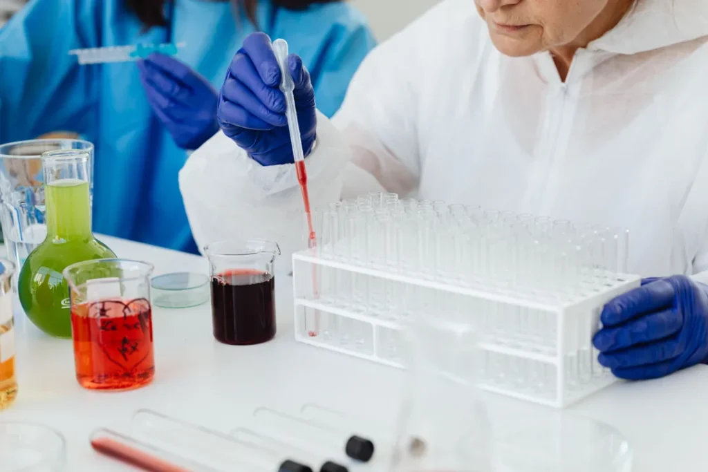 Cientista trabalhando em laboratório de farmacologia com tubos de ensaio