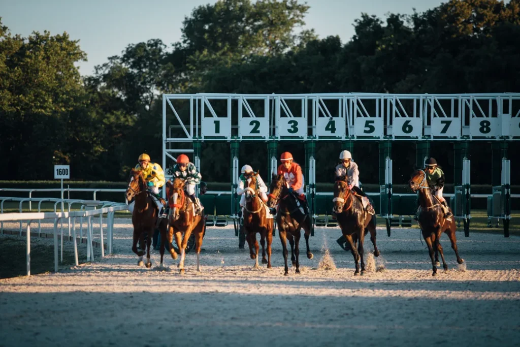 Jóquei montando cavalo de corrida em um hipódromo