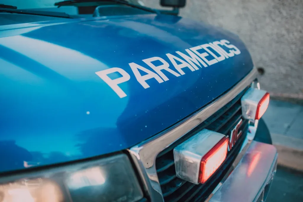 Ambulância de atendimento de urgência em serviço de resgate na rua