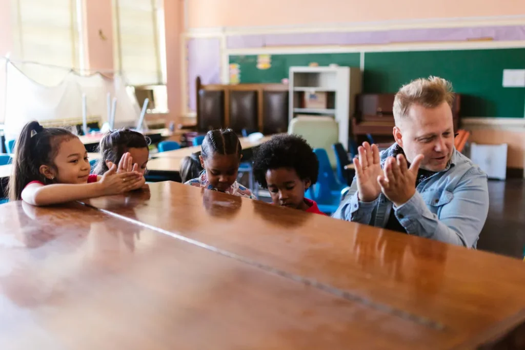 Crianças pequenas em sala de aula de educação infantil aprendendo e brincando