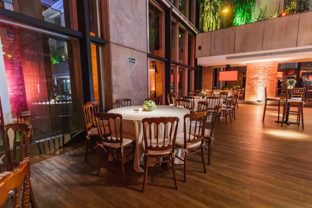 Gestor de eventos organizando um espaço decorado para uma festa