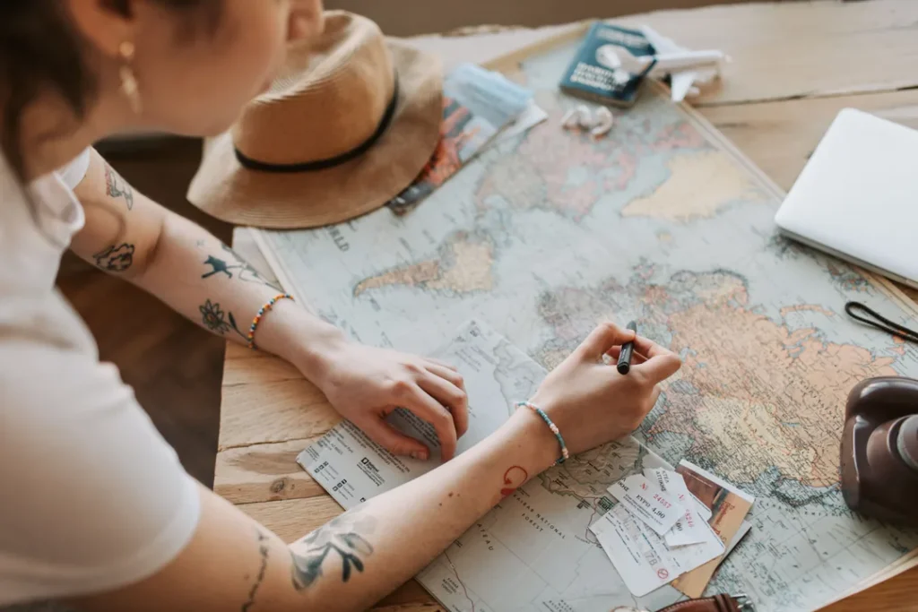 Agente de viagens organizando pacotes turísticos e roteiros em um escritório