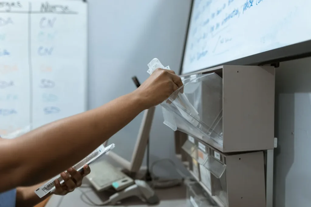 Profissional de saúde organizando equipamentos hospitalares em uma clínica