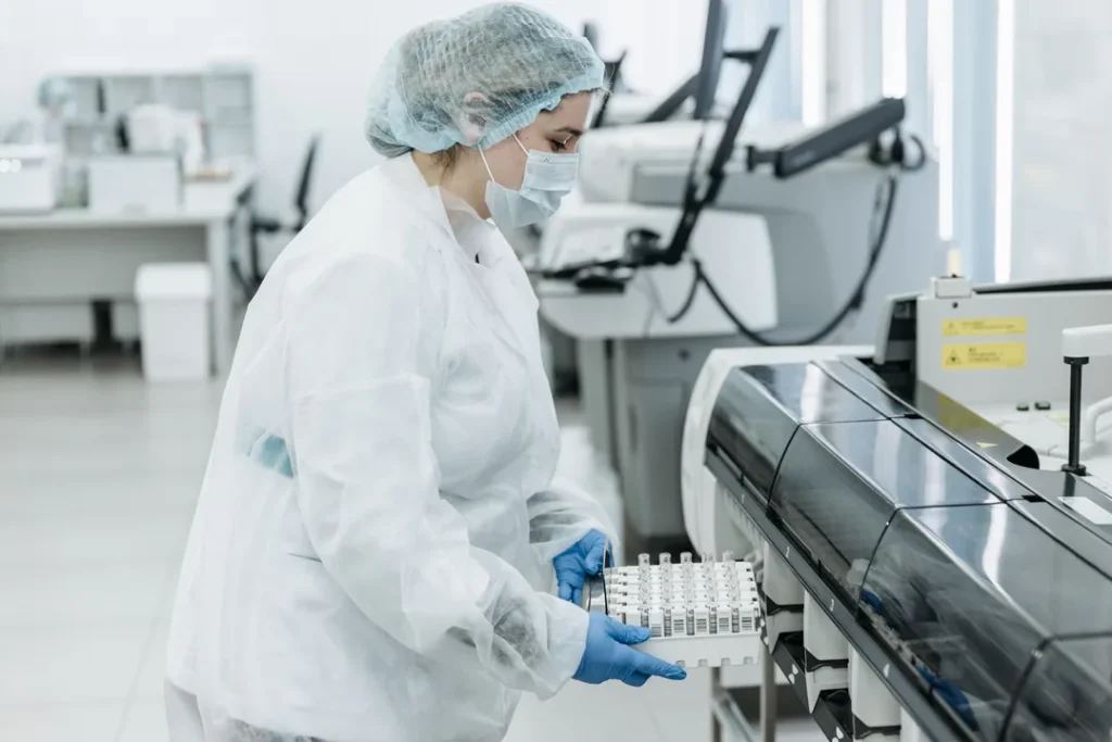 Especialista em laboratório realizando testes e análises técnicas em equipamentos