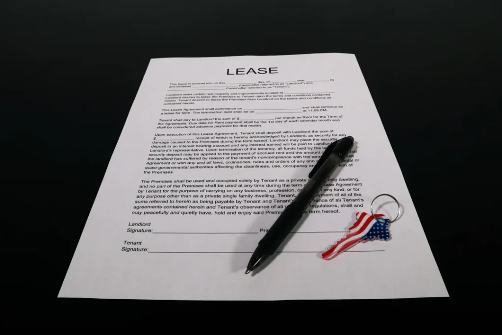 Pessoa assinando contrato de arrendamento mercantil em um escritório moderno