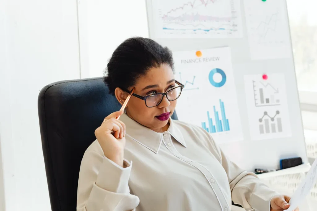 Diretor executivo analisando gráficos de crescimento econômico regional em um escritório moderno
