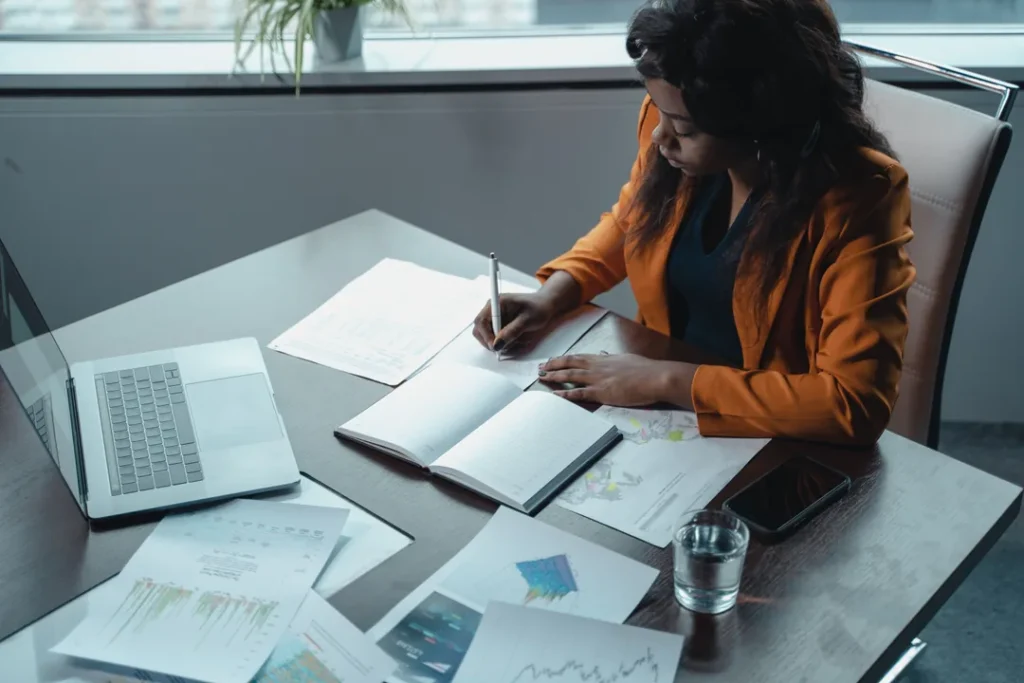 Executivo analisando relatorios financeiros em escritorio moderno
