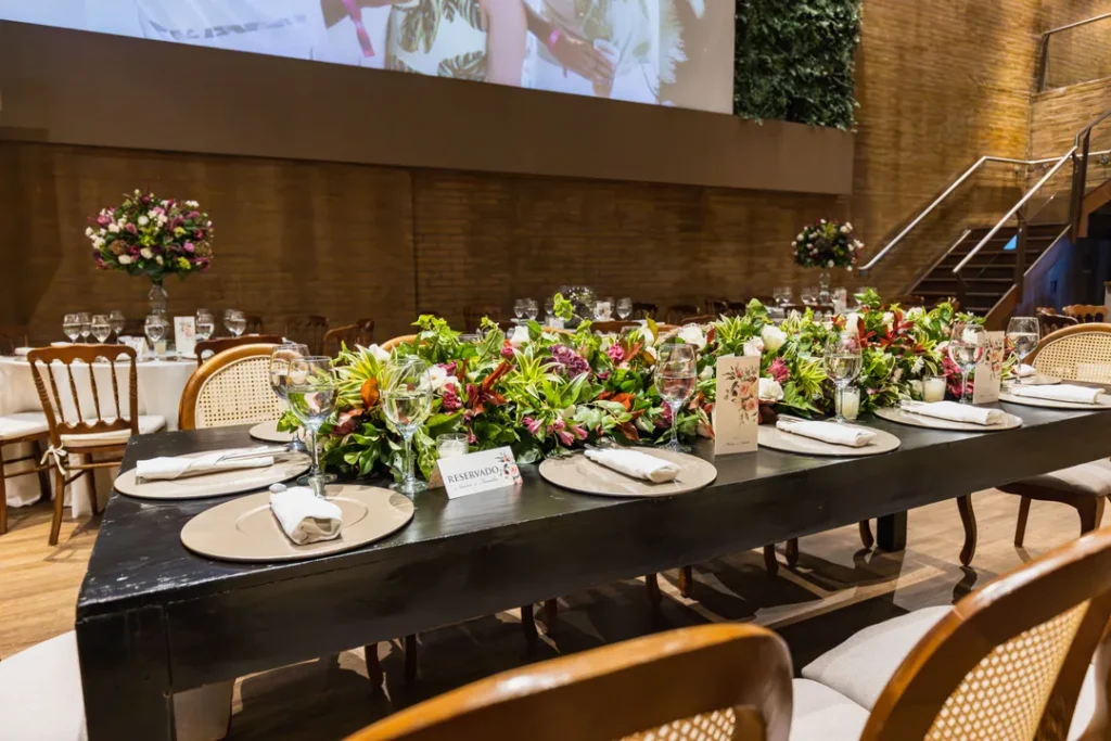 Mesa de bufê sofisticada para eventos e recepções com convidados