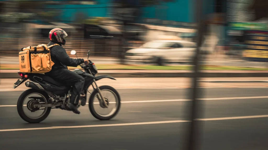 Entregador de moto realizando serviço de entrega rápida urbana