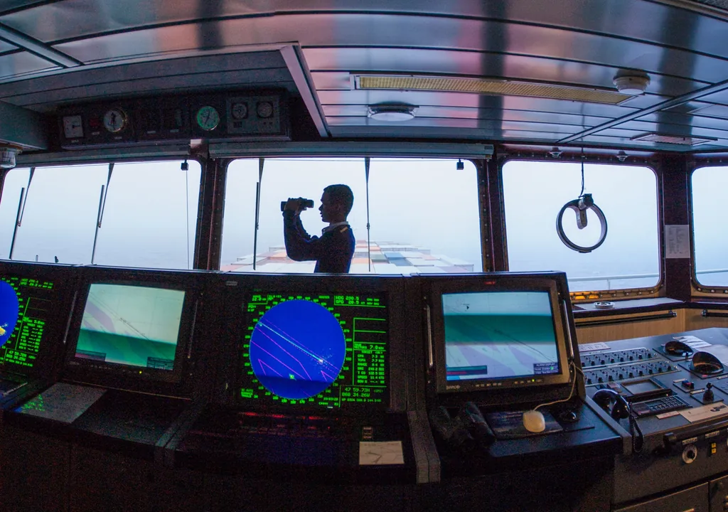 Capitão de manobra orientando a atracação de um navio cargueiro no porto