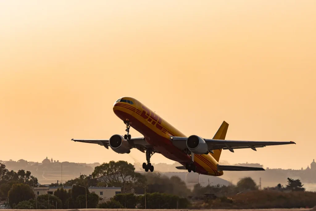 Avião de carga decolando em aeroporto