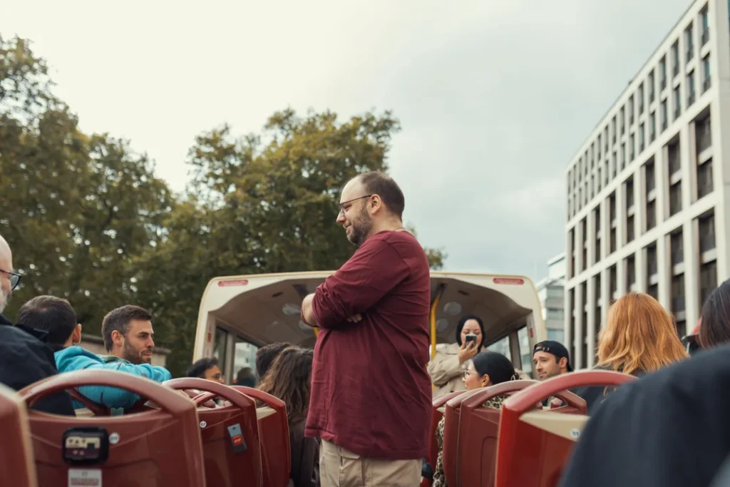 Grupo de turistas embarcando em um ônibus de turismo para viagem