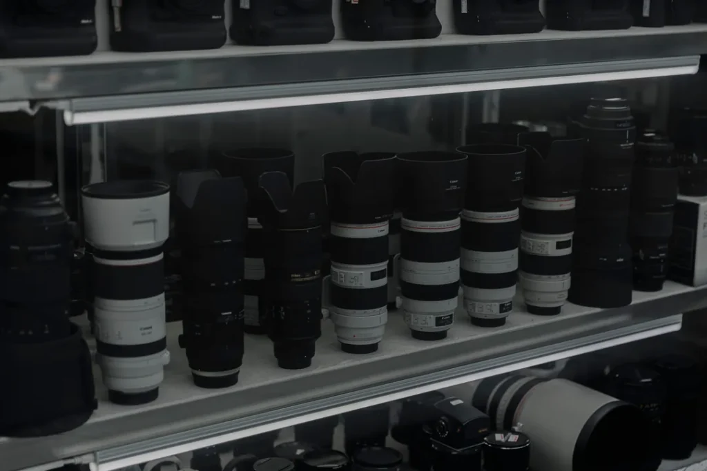 Loja especializada em equipamentos de fotografia e filmagem com câmeras e lentes expostas