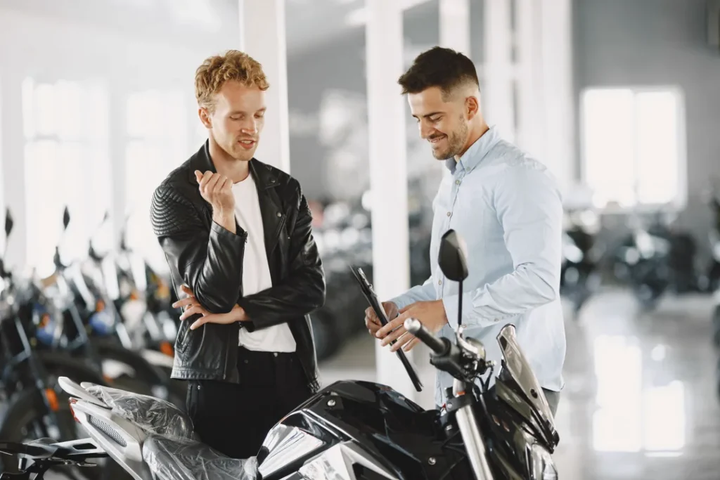Loja de bicicletas e veículos elétricos com atendimento ao cliente