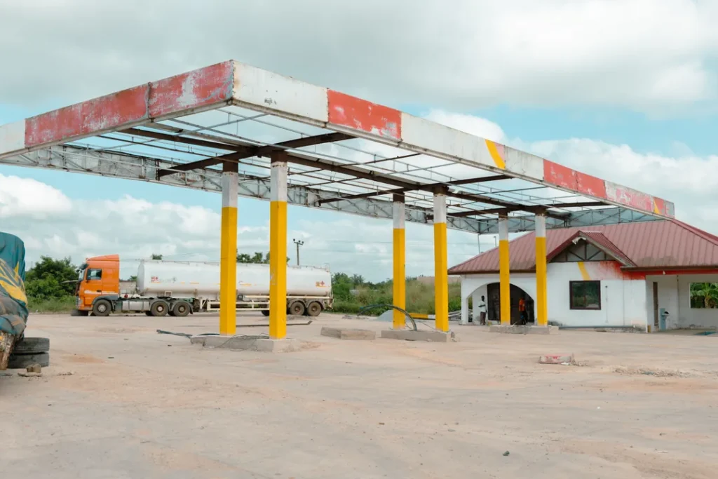 Caminhão tanque de combustível descarregando em posto