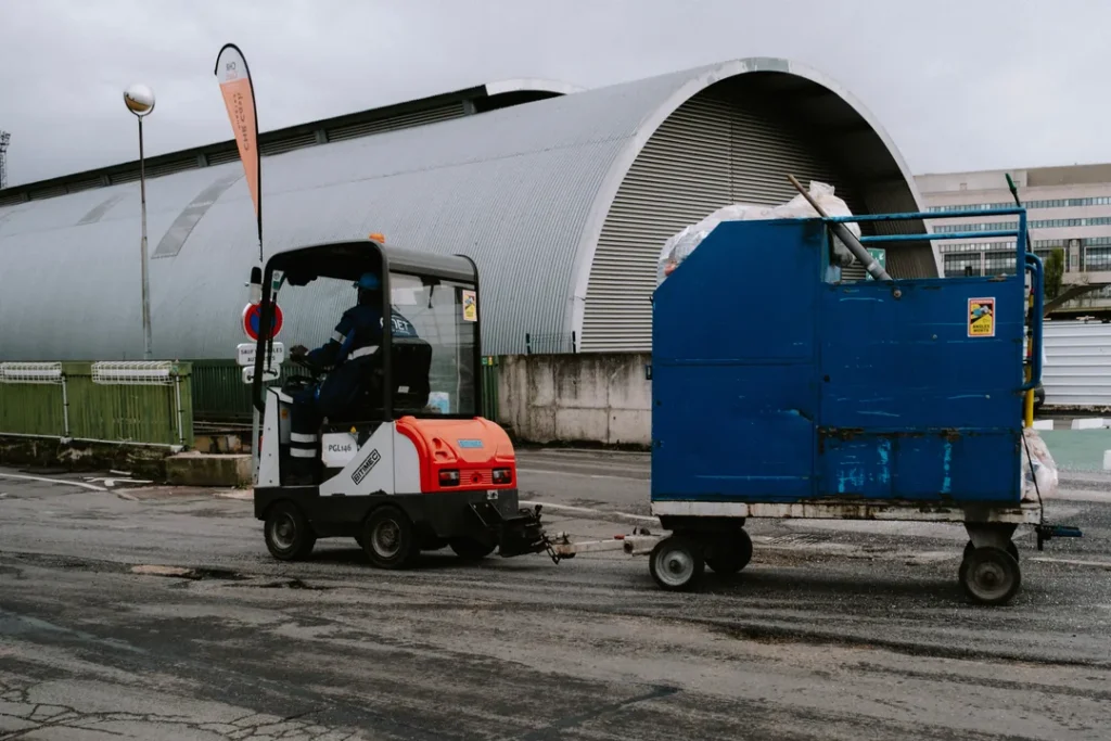 Galpão de distribuidora de materiais de construção com empilhadeira e produtos armazenados
