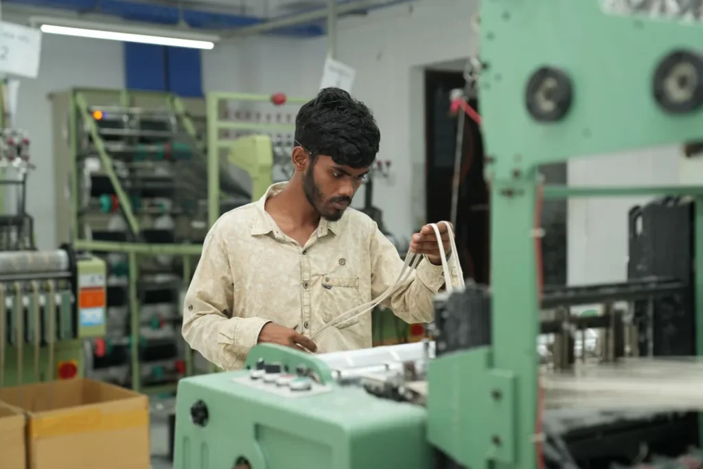 Engenheiro mecânico instalando equipamento industrial em uma fábrica