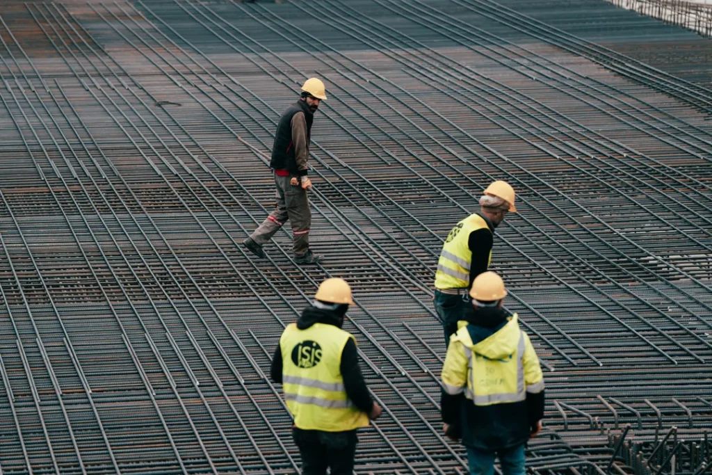 Engenheiro civil inspecionando montagem de estruturas metálicas em obra
