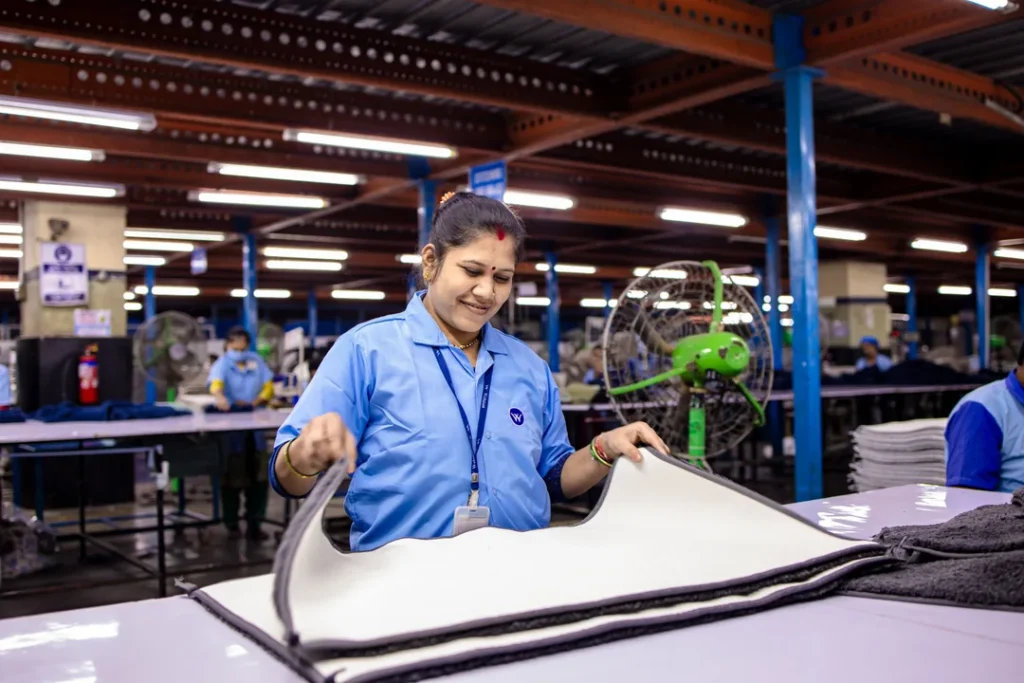 Fabrica de bicicletas com funcionarios montando pecas