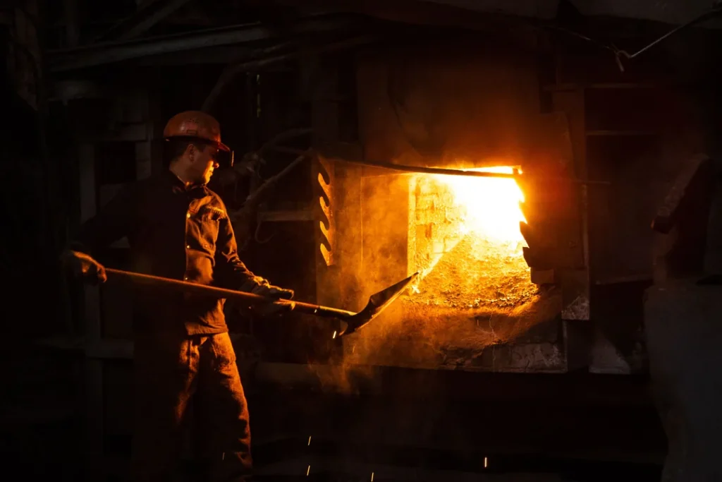 Industria metalurgica com trabalhadores produzindo zinco