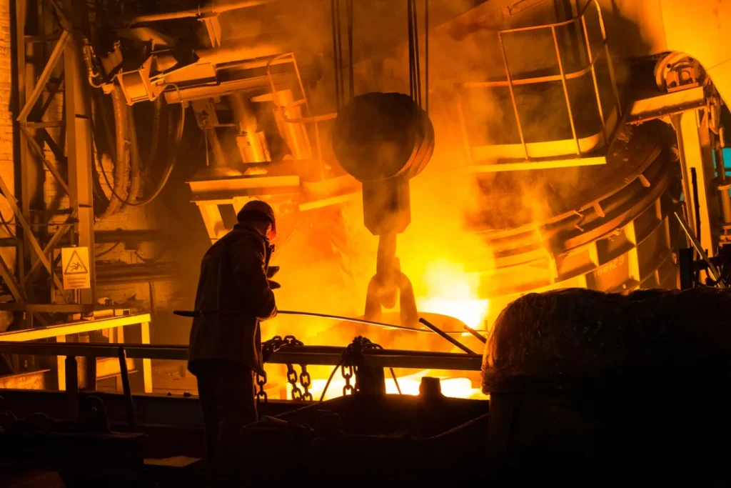 Industria siderurgica com operario trabalhando na producao de aco e ferro