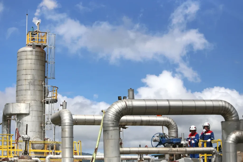 Engenheiro químico trabalhando em uma refinaria de petróleo