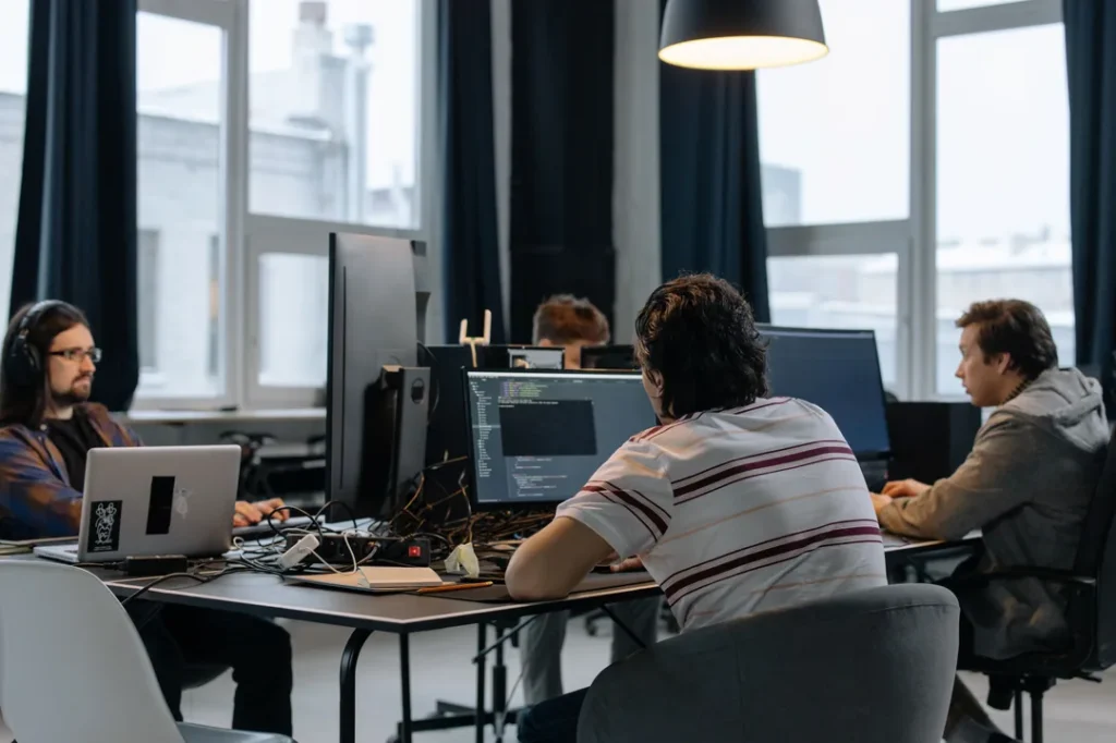Desenvolvedor de software trabalhando em computador no escritório