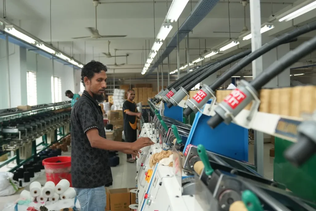 Industria de papel e celulose com maquinas operando na fabricacao de bobinas de papelao