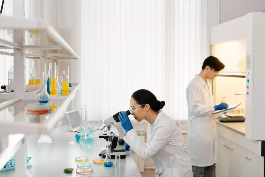 Laboratorio de biotechnologia com cientista analisando fermentos
