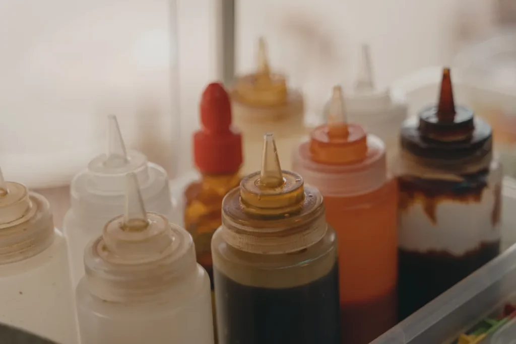 Industrial de temperos e especiarias preparando molhos em fábrica