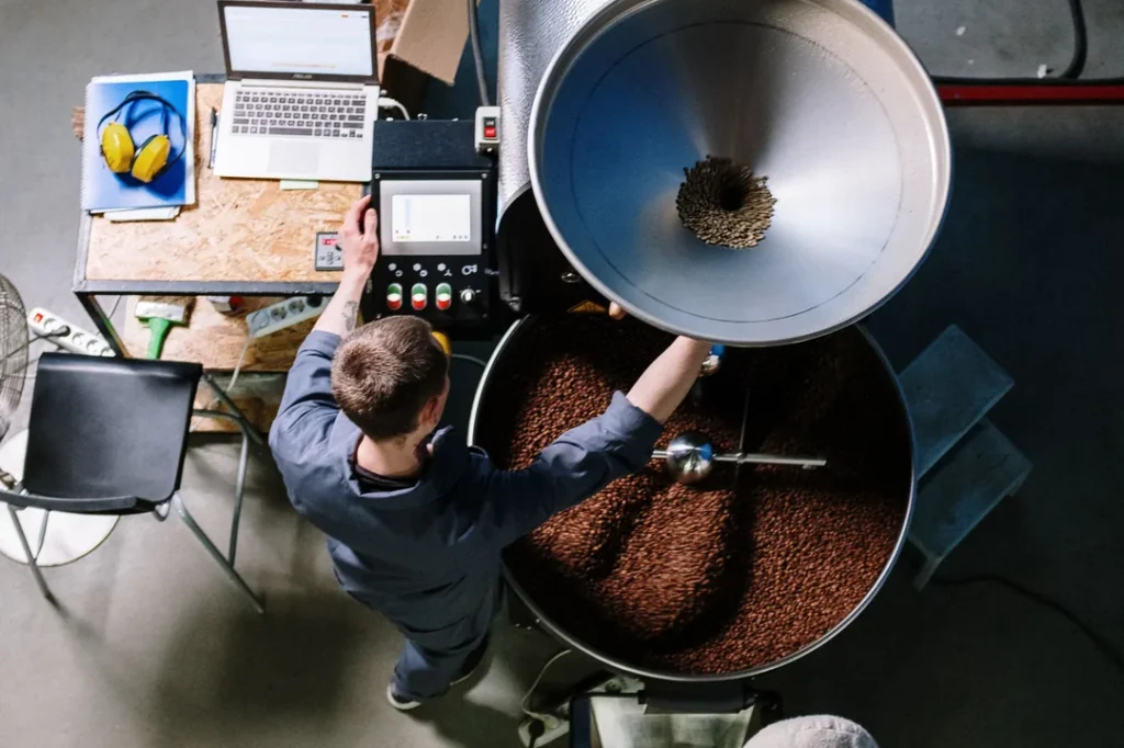 Trabalhador selecionando grãos de café em uma fábrica