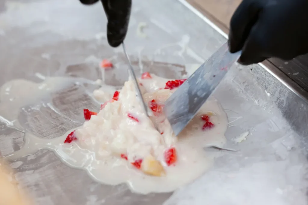 Fábrica de sorvetes artesanais com funcionário preparando gelados comestíveis