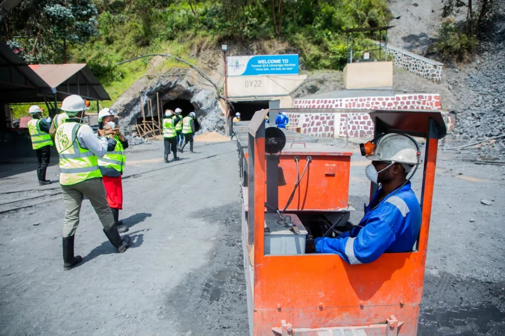 Engenheiro de minas inspecionando equipamentos em uma mineradora