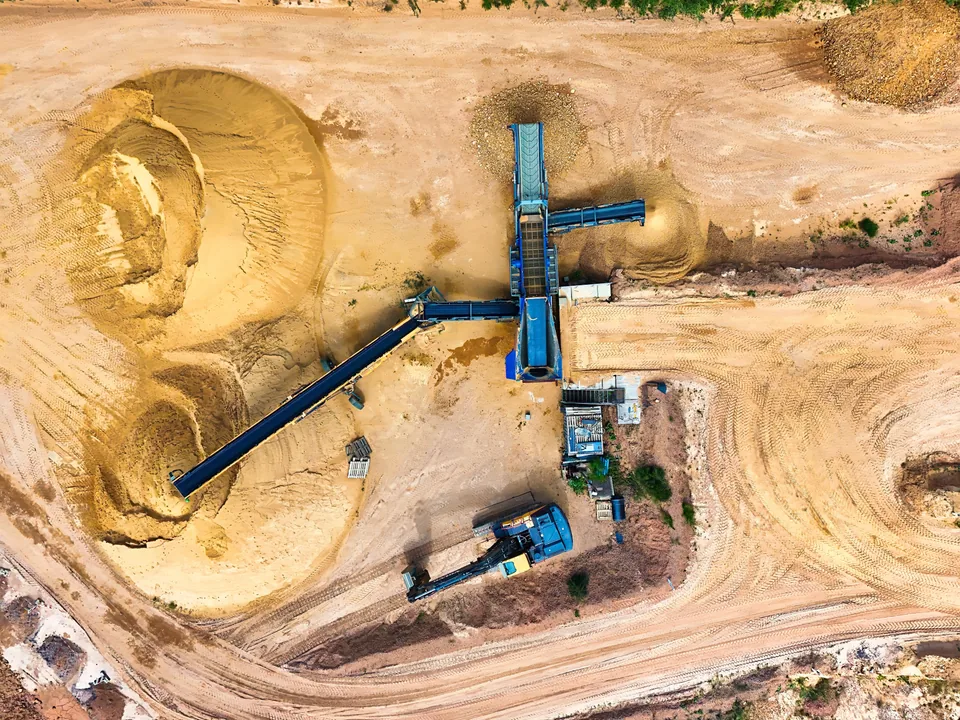 Trabalhador operando maquinário em uma pedreira de extração de argila