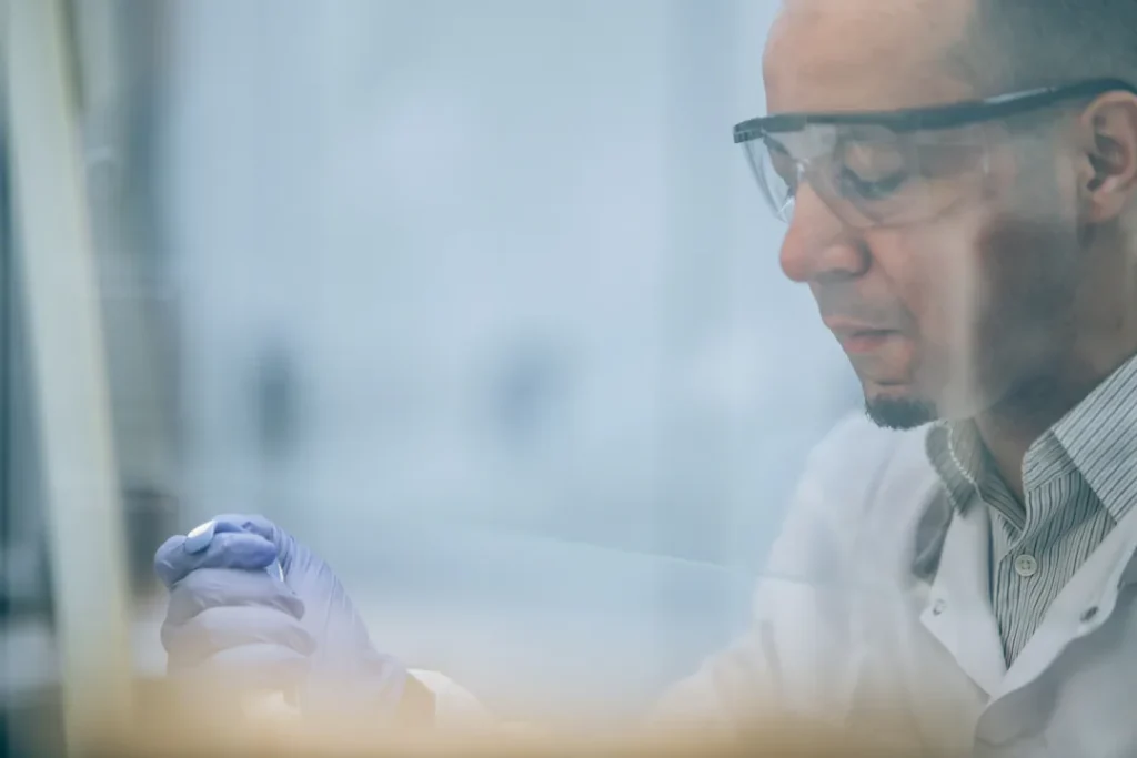 Engenheiro de minas inspecionando amostras de minério de manganês em um laboratório industrial