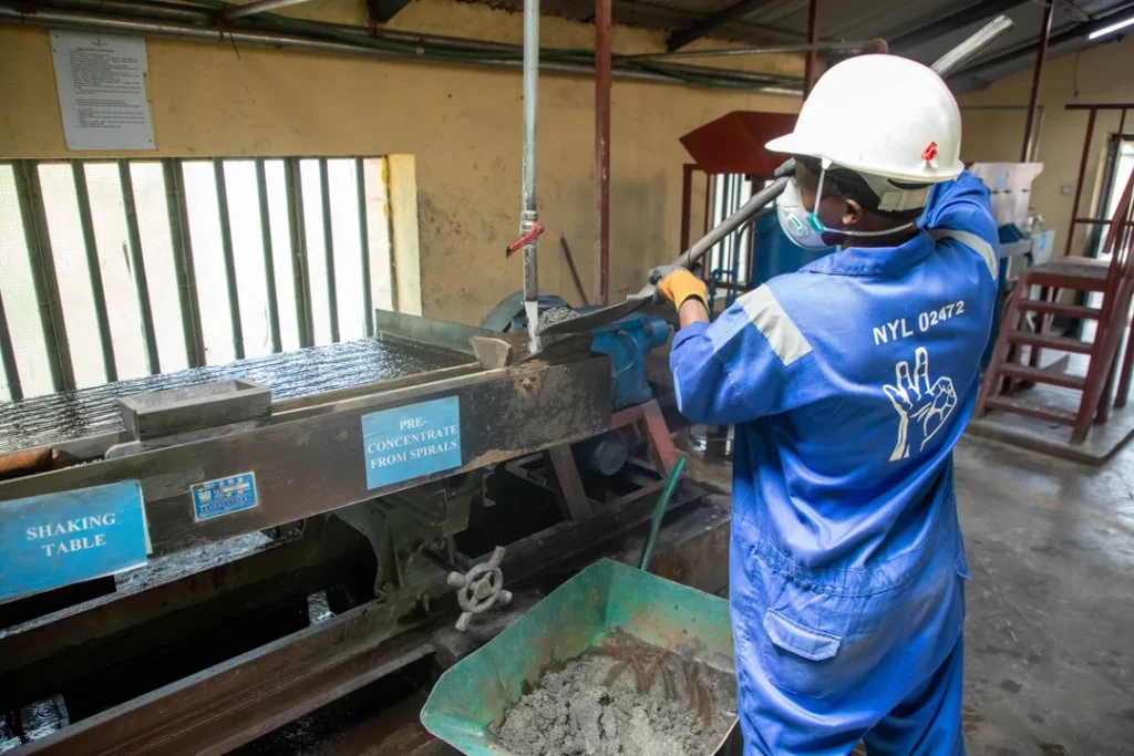 Engenheiro avaliando amostras de minério de estanho em laboratório de mineração