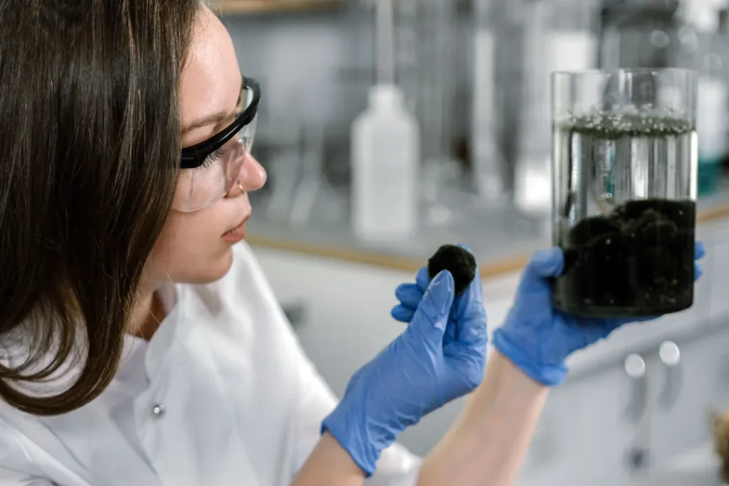 Engenheiro metalúrgico analisando amostras de bauxita em laboratório industrial