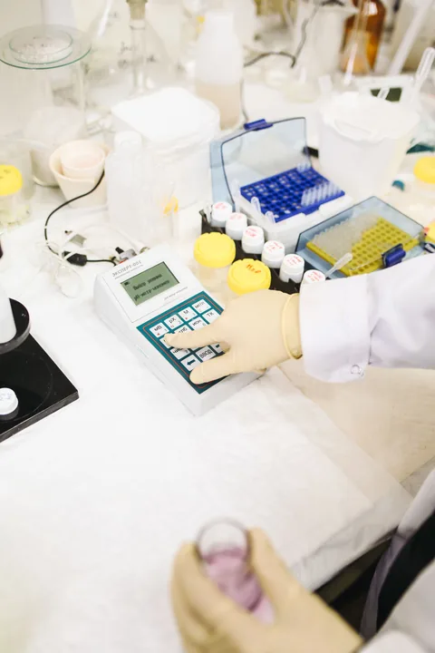 Pesquisador em laboratório analisando animais silvestres